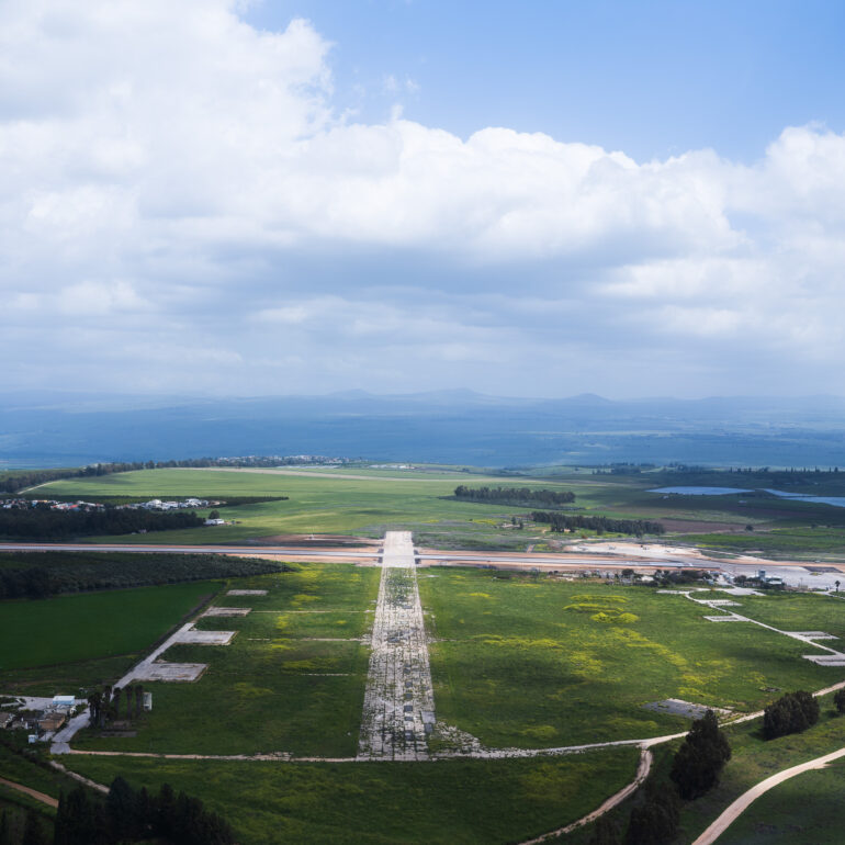 צילום מהאוויר של מסלול הטיסה הישן בשדה התעופה ראש פינה