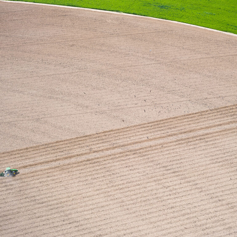 צילום אוויר של חקלאי חורש שדה