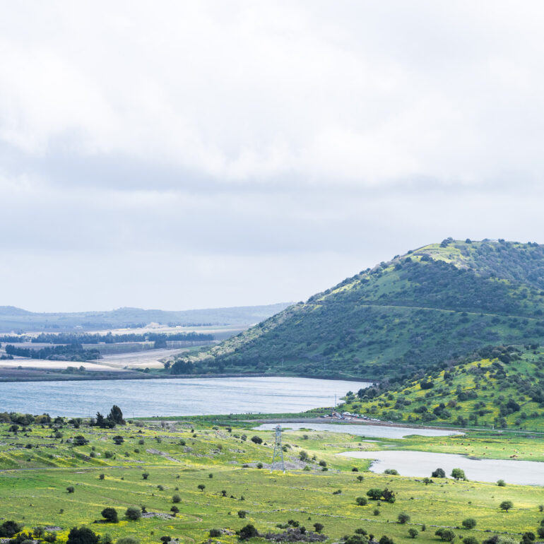 הבריכות מתחת להר בנטל בצילום אווירי ממסוק