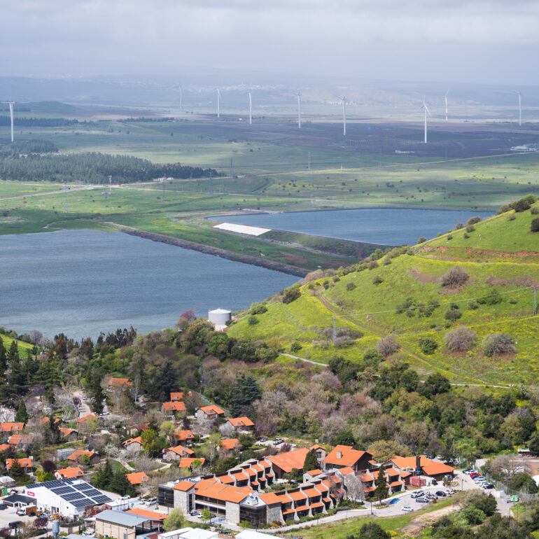 טורבינות הרוח והיישוב מרום גולן בצילום אוויר