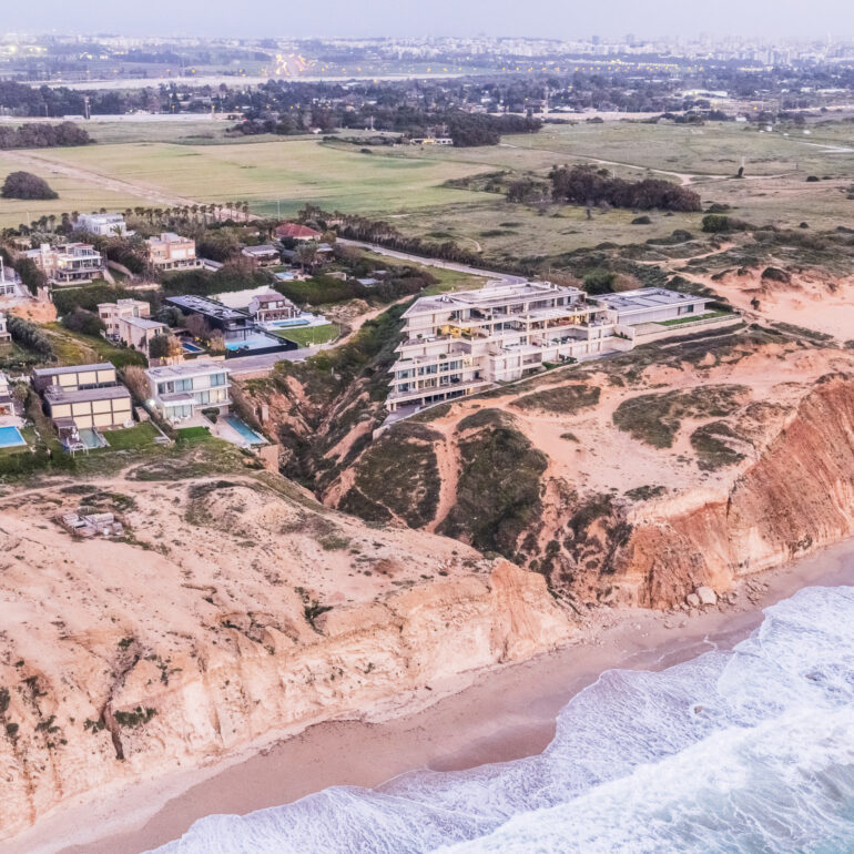 היישוב העשיר ארסוף במבט מהים צילום אווירי