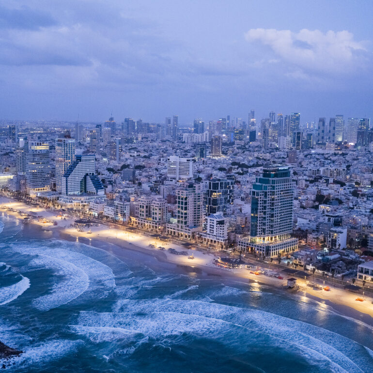 חופי העיר תל אביב בניין האופרה בצילום מהאוויר בשעתדמדומים