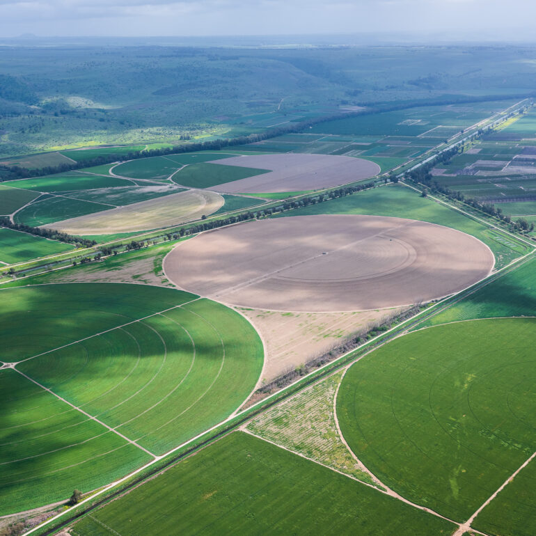 צילום אוויר של השדות החקלאיים בעמק החולה