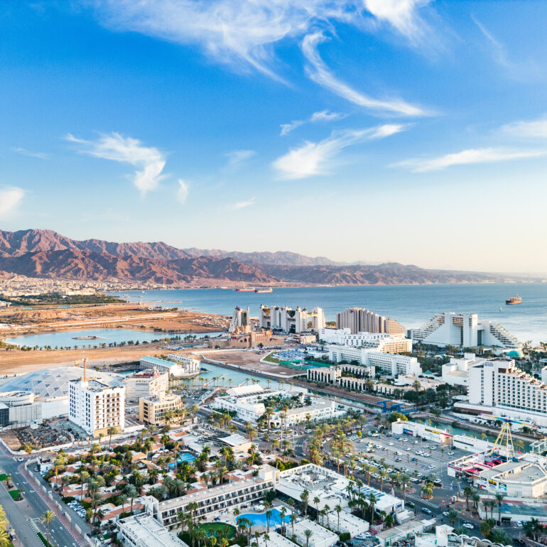 צילום. אווירי של מלונות העיר אילת על רקע הרי אדום