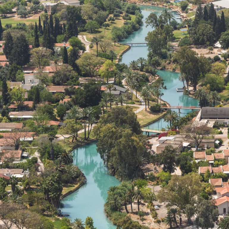 נחל האסי חוצה את קיבוץ ניר דוד