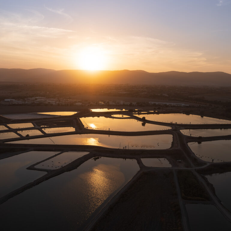 שקיעה מעל בריכות הדגים בעמק המעניינות