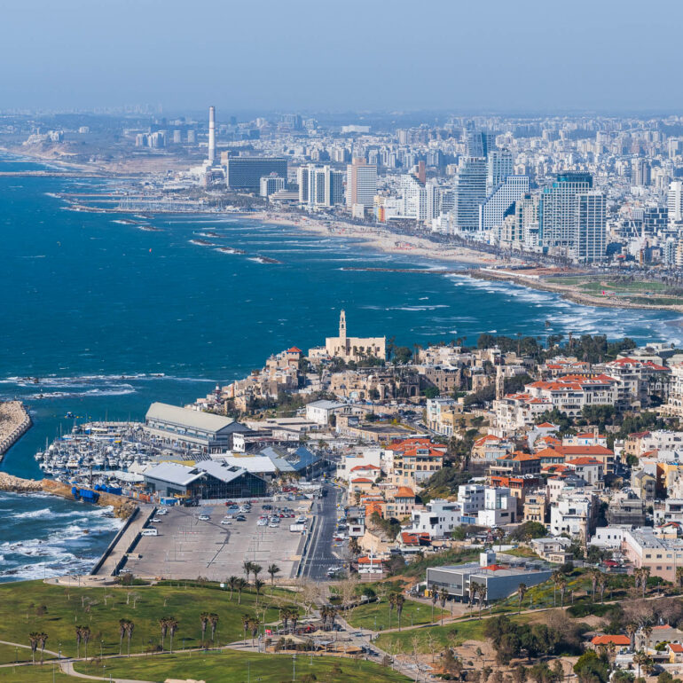 העיר יפו על רקע תל אביב