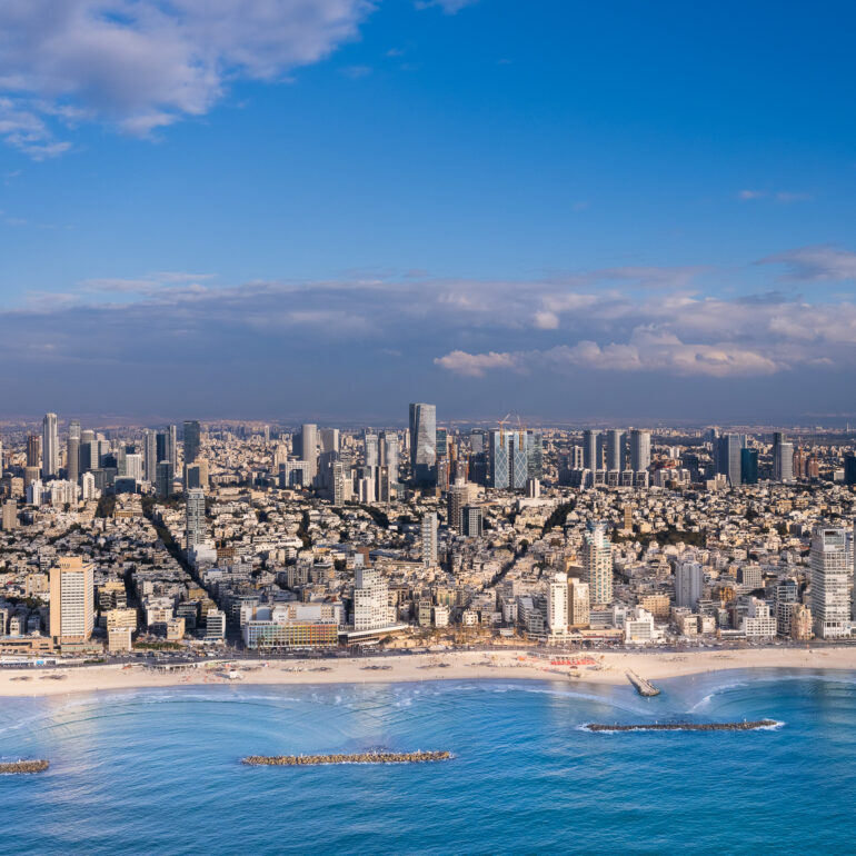 צילום מהאוויר של חוף גורדון חוף פרישמן בתל אביב מכיוון הים