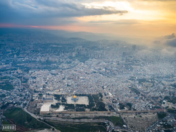 צילום אווירי של הרי ירושלים אפופים ערפל בשקיעה על הר הבית