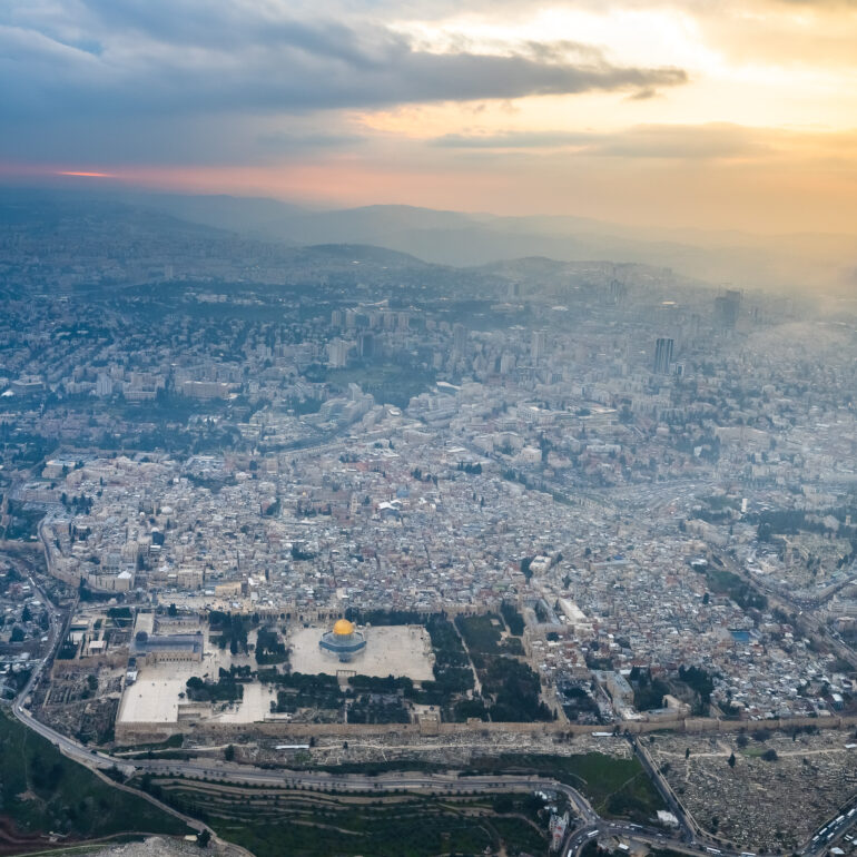 צילום אווירי של הרי ירושלים אפופים ערפל בשקיעה על הר הבית