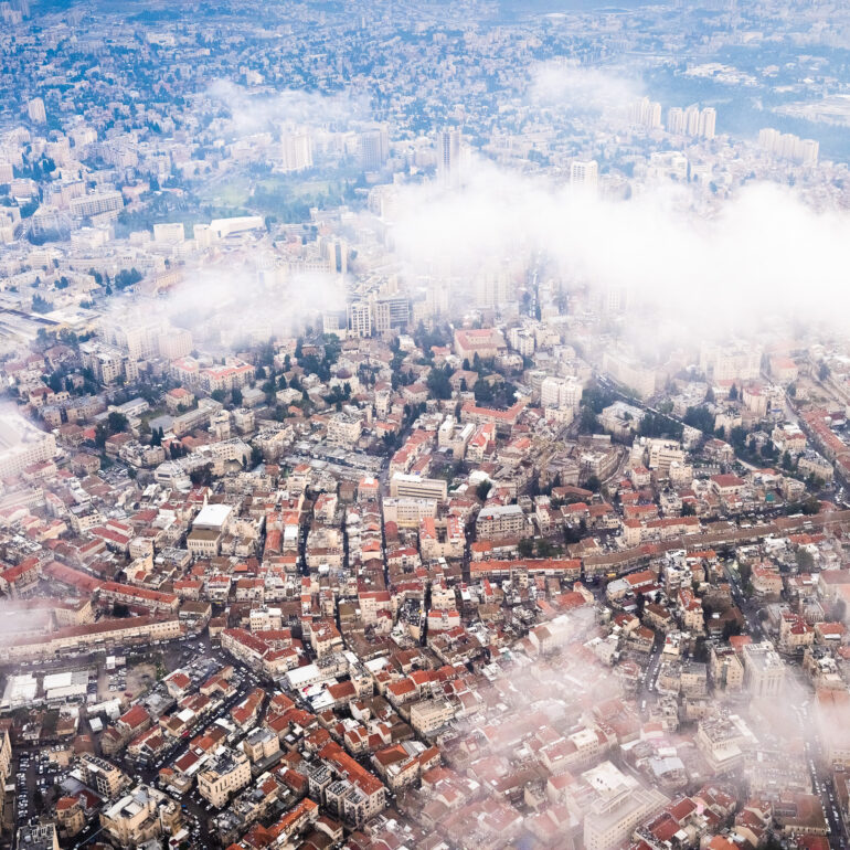 צילום אווירי של מאה שערים בירושלים