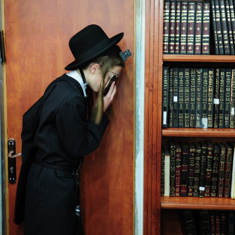 נער מתפלל עם תפילין