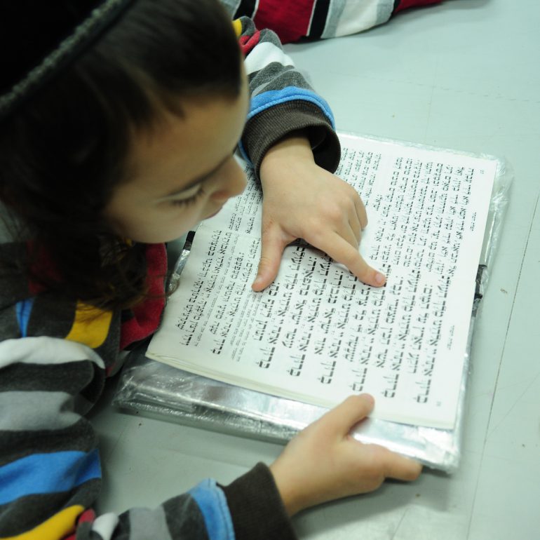 ילד מברך את ברכות השחור