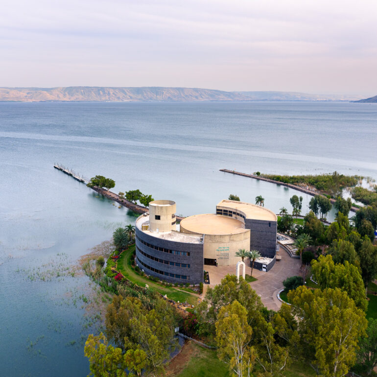 בית יגאל אלון על הכנרת